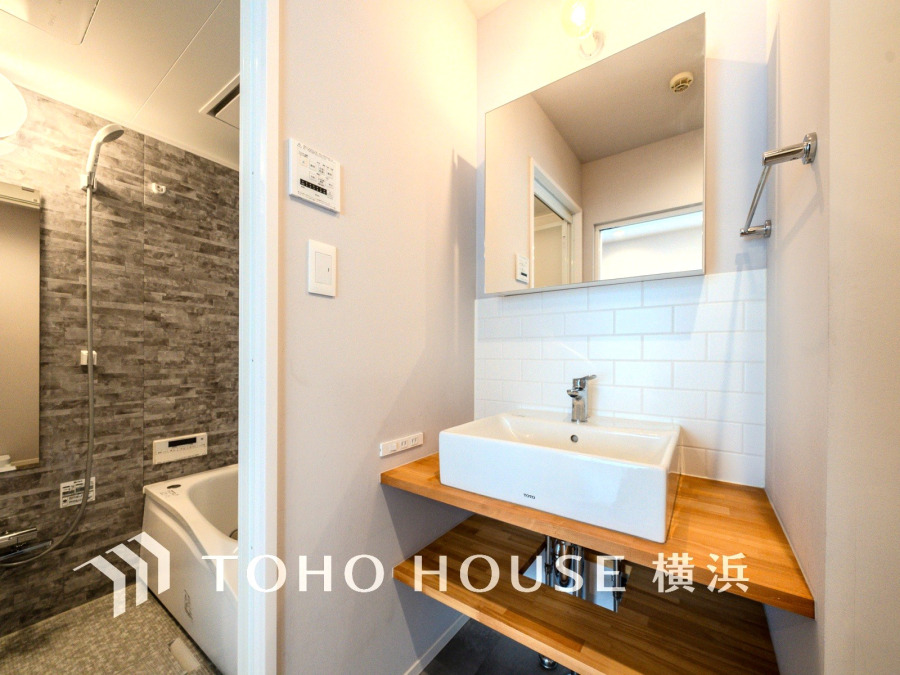 デザイン性の高さ、清潔感、色合い、使い勝手、ゆとり、様々な観点から丁寧に仕上げられたパウダールーム。健やかな毎日のため、上質な空間で一日の始まりと終わりを快適に。