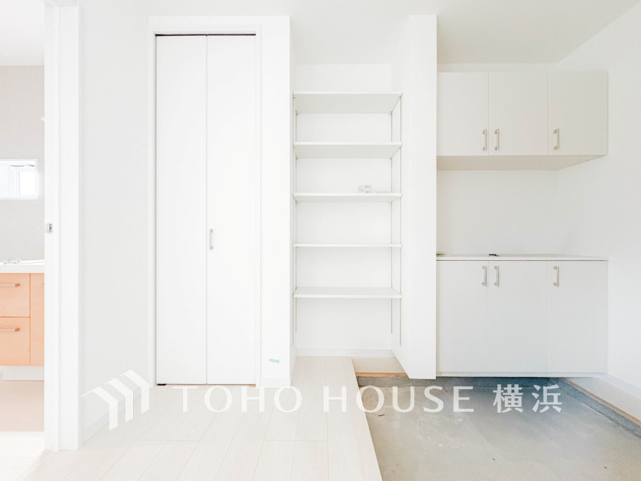 お客様をお迎えする玄関は落ち着いた雰囲気。帰り着くたびに洗練されたテイストの空間に迎えられ誇りと喜びを感じる玄関まわりです。
