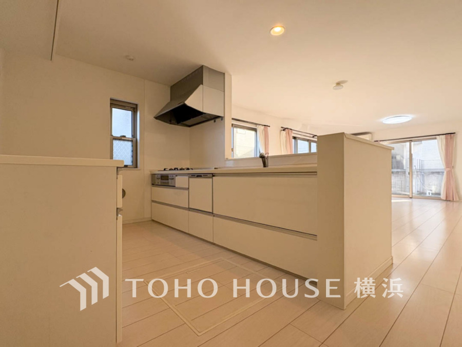 ご家族みんなで調理ができる位のスペースを実現したキッチン空間となっております。みんなで作った料理を召し上がりながらの会話は、どのような物になるのでしょうか。