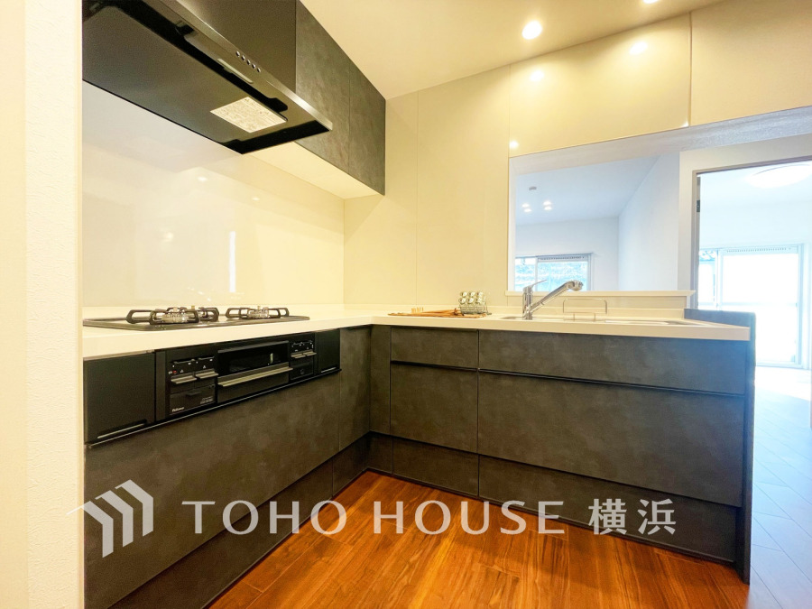 広く取られた対面キッチンは、リビングで寛ぐご家族やゲストと会話をしながらお料理が出来ます。Ｌ字型キッチンなので、家事がしやすく無駄のない動線がうれしい空間。