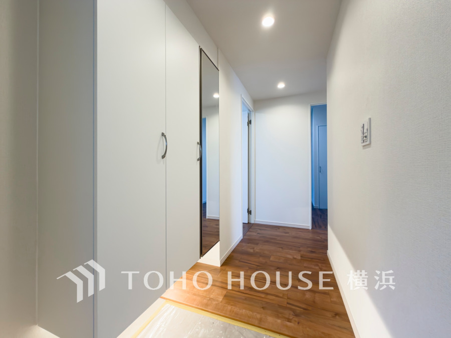 玄関は大容量の収納と姿見で機能性と利便性を両立した快適な空間です。