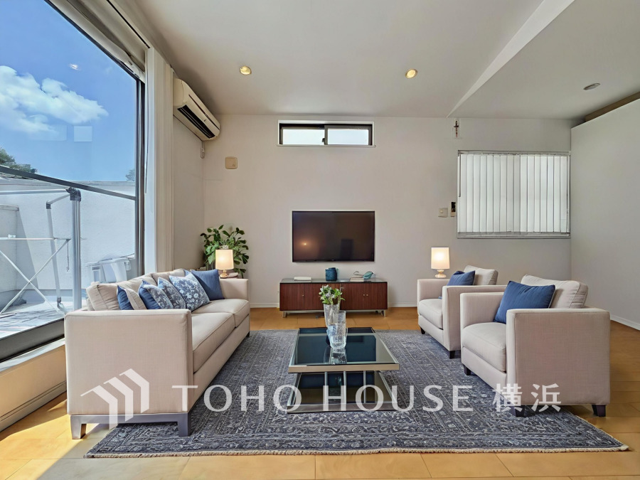 家族と過ごすひと時を溢れる光が優しく包み込むリビングダイニング。家族とともに、心穏やかに過ごすひととき。家族との時間、自分の時間を大切にできる空間がここにあります。（家具はCGです）