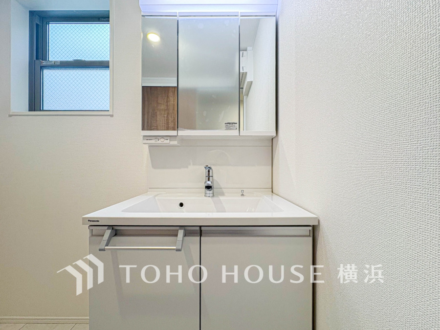 落ち着いた空間を演出するカラーと、ゆったり落ち着いてお使い頂ける広さが魅力のパウダールーム。居室からも独立しており、プライベート空間を保ちます。