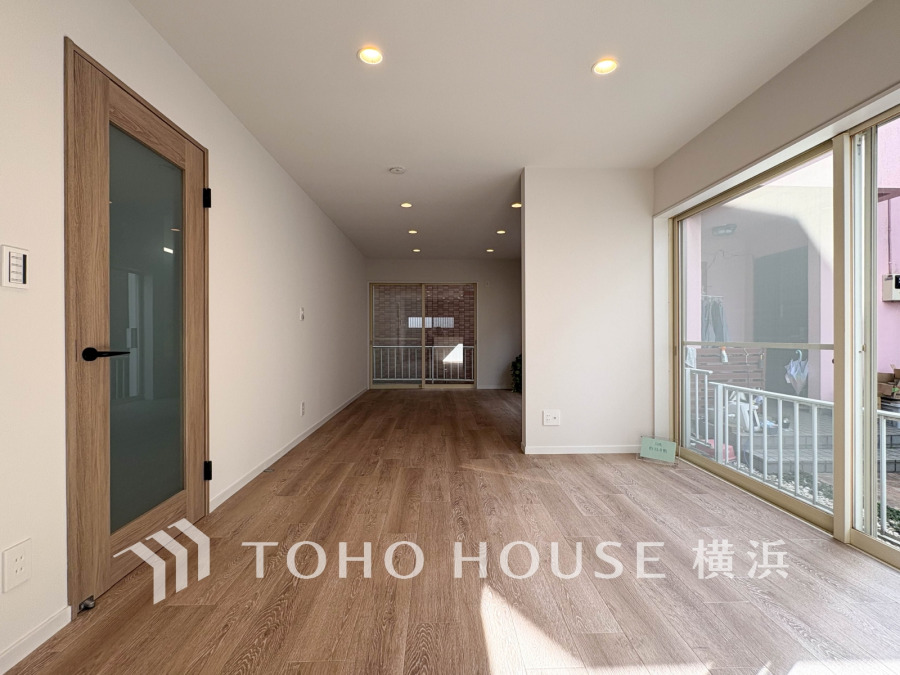 光と風が溢れる開放的なリビングダイニングには自然と家族みんなが集まってきます。明るく穏やかな空気の中で飲んだり、食べたり、笑ったり。