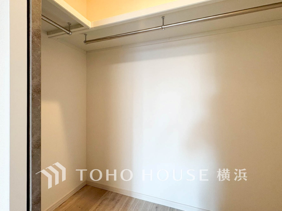 大切な衣類を機能的に収納できるウォークインクロゼット。ゴルフバッグやキャリーバッグなどもすっきりと片付けられます。高い収納率を実現する多彩な収納スペースを確保しました。