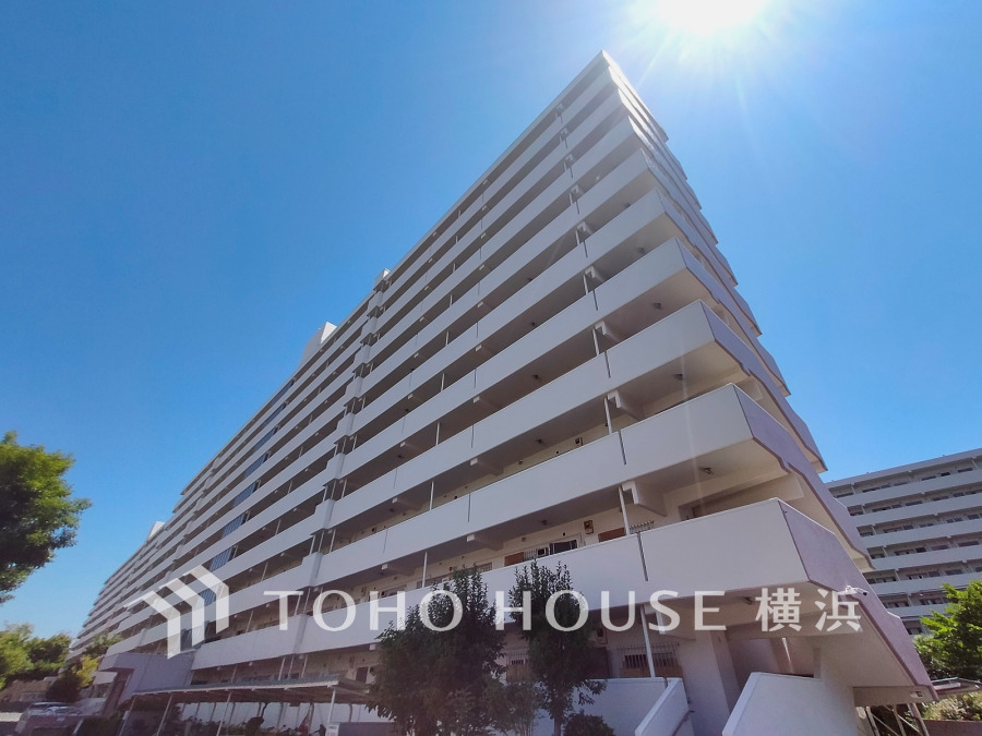 ふりそそぐ陽射しと開放的な空間形成。青空を背景に更なる美しさを醸す佇まい。暖かな陽光と爽やかな風がハーモニーを奏でる上質な空間を愉しむ暮らしがここにある。