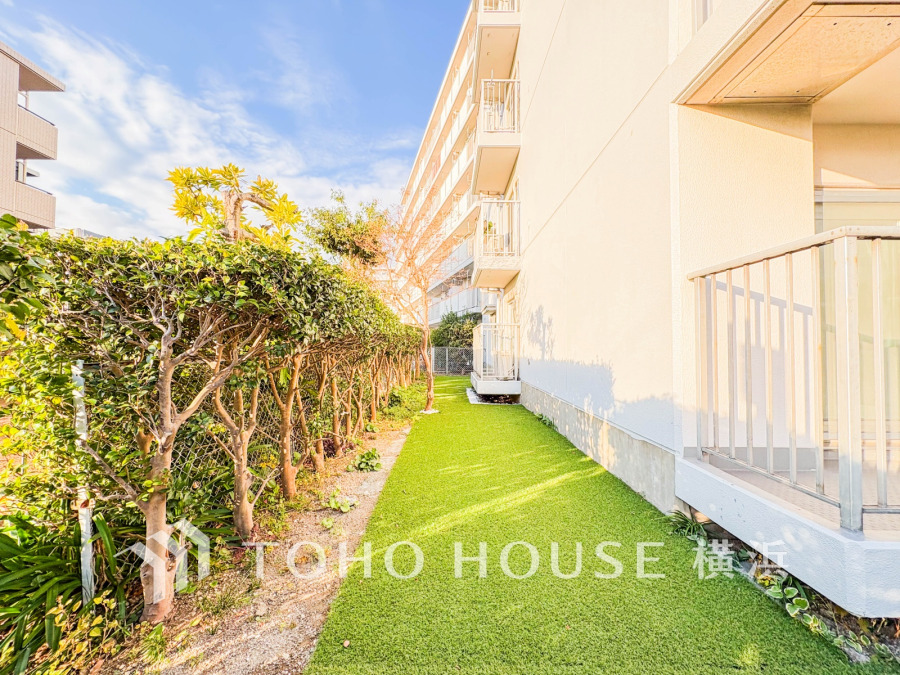 綺麗にデザインされたお洒落なお庭スペース。広さもあるのでお子様が遊んだり、ペットと戯れたりと楽しい時間を過ごせます。