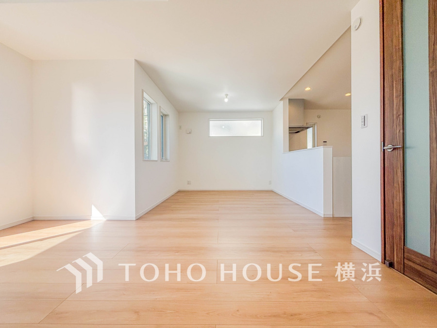 広々としたリビングダイニングは、ナチュラルでモダンな内装。落ち着いた雰囲気に包まれて、伸びやかな空間の中で、ゆったりと家族団らんのひとときを過ごせます。