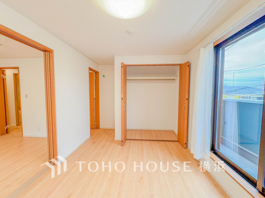 バルコニーに面した明るい洋室。穏やかな陽射しが、ゆったりとした寛ぎの時間を包みます。
