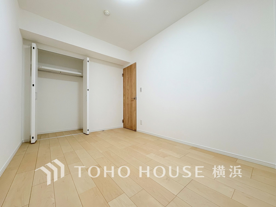 白を基調とした明るい室内に大容量クローゼットを備えたシンプルで使いやすい洋室です。