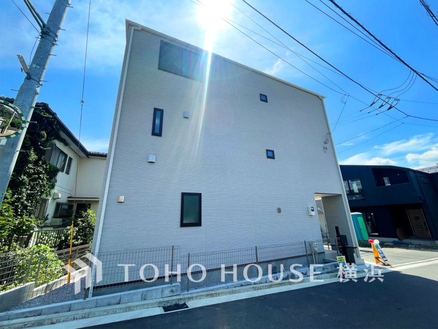 風を感じ青い空から太陽の恵みを感じる温もり溢れる佇まい。住む人を映し出す洗練された佇まいは、いつまでも輝き続けながらいつしか街の風景に溶け込んでいきます。