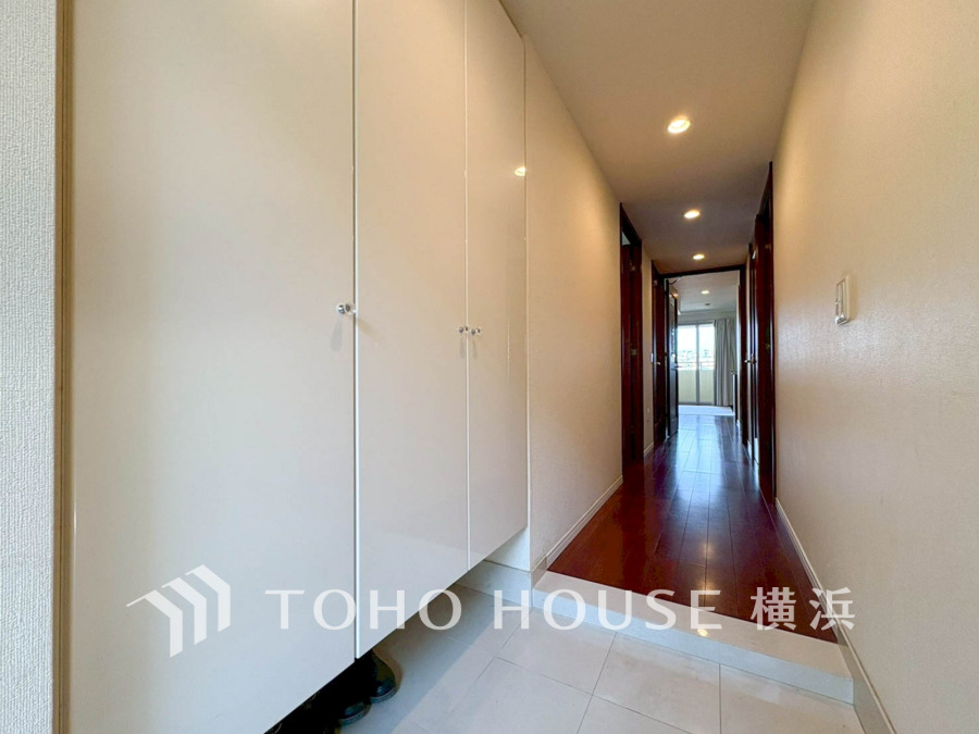 居住者の帰り、訪れる方を優しく迎える・安らぎに満ちた生活空間を予感させる。健やかな暮らしを楽しめそう