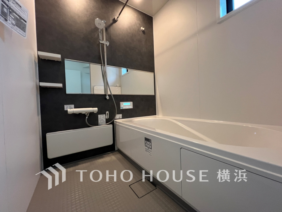 快適な使い心地とゆとりある空間が1日の疲れを解きほぐすバスルーム。空間も浴槽もゆったりのびのび使えるゆとり設計。広く感じるゆとり設計で快適なリラックスタイムを過ごせます。