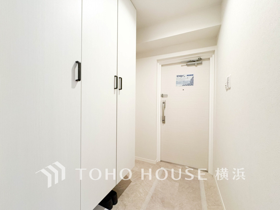 清潔感溢れる玄関がお出迎えする本邸宅の物語は、ここから始まる日常を期待させます。この場所には「希望」と「優越」で包み込んでくれる「特別」な空間があります。