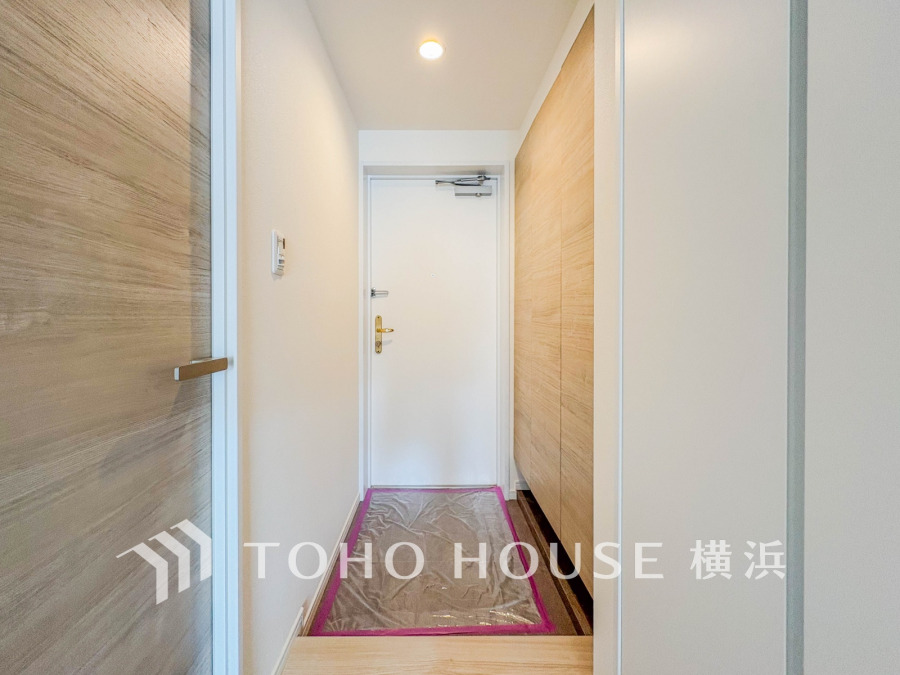 お客様をお迎えする玄関は落ち着いた雰囲気。帰り着くたびに洗練されたテイストの空間に迎えられ誇りと喜びを感じる玄関まわりです。