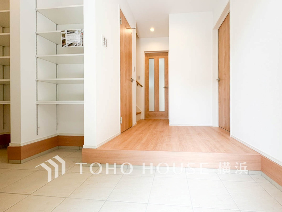 居住者の帰り、訪れる方を優しく迎え、やすらぎに満ちた生活空間を予感させる。健やかな暮らしを楽しめそう。