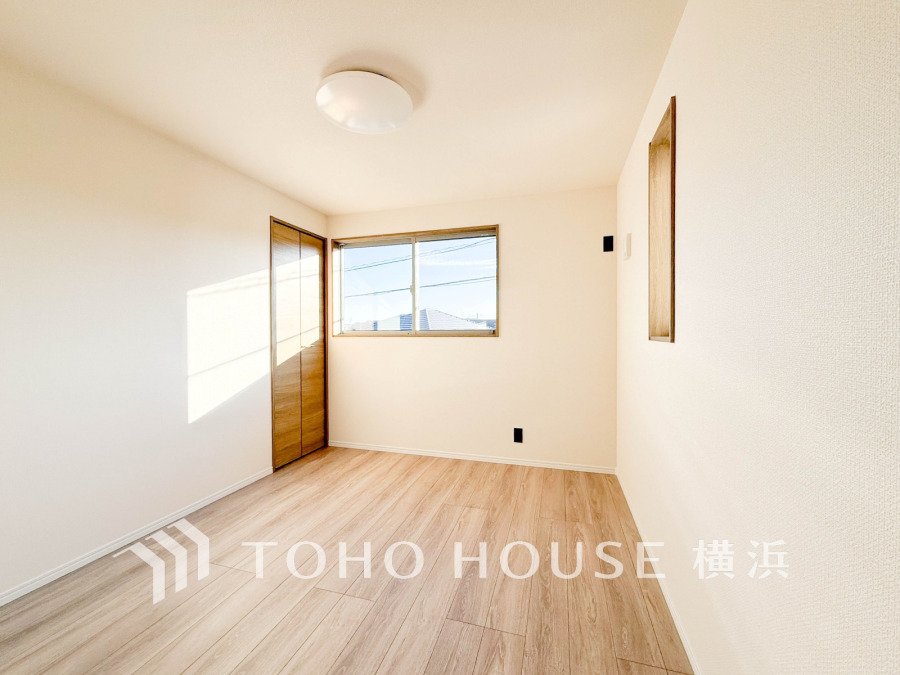 穏やかな風と陽光を導き、プライバシーに配慮された設計プランを採用し、居住性を一段と心地よいものにしています。明るく開放的な空間を演出しております。