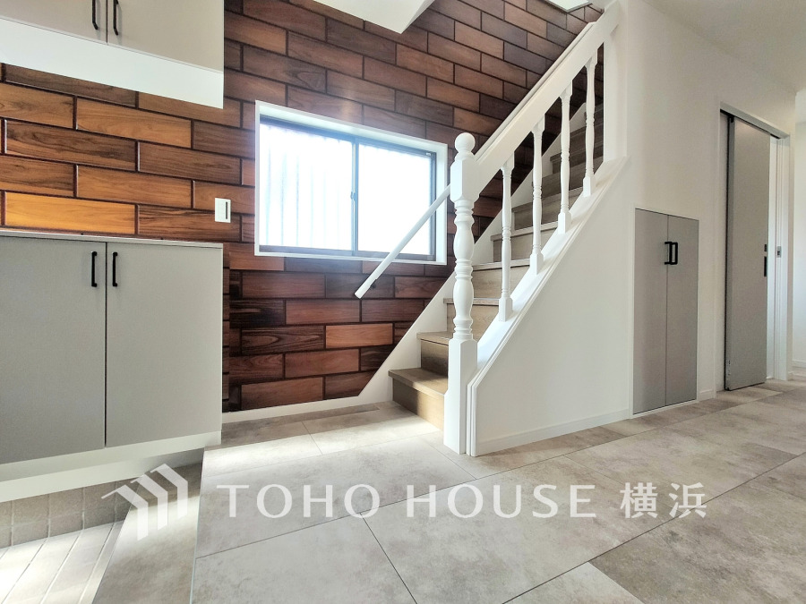 ゆとりある広さで上質感漂う玄関スペース。窓から光の入る明るい空間です。