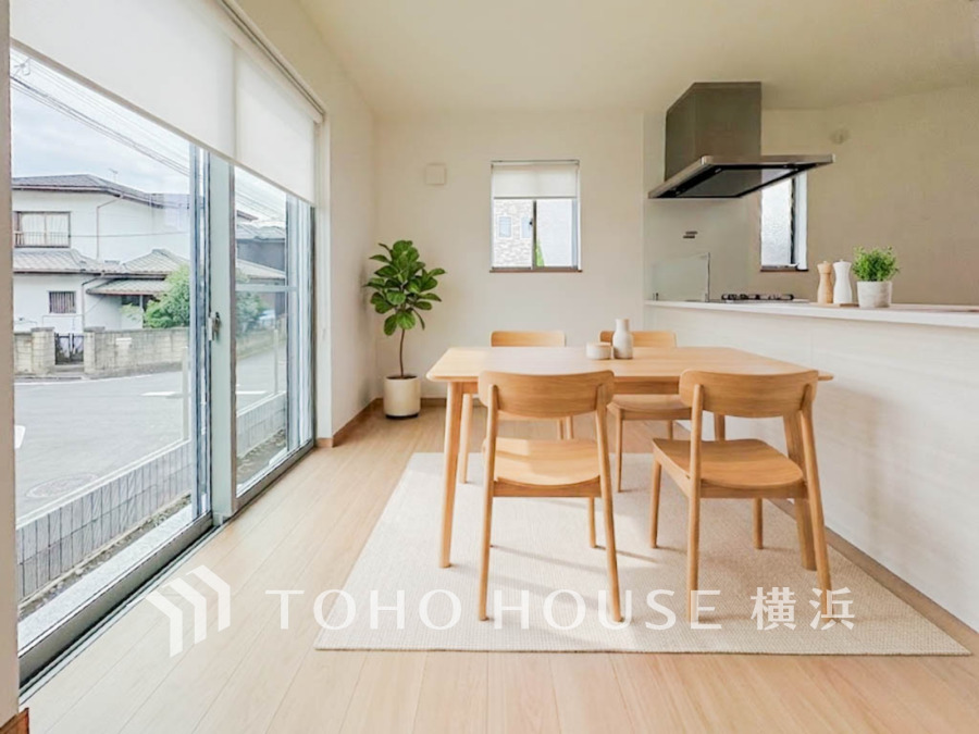 大切な人と刻む時を、より豊かに。時を忘れる心地よさが、毎日の暮らしを上質なひと時へと仕立てます。※生成AIによるイメージです。家具・小物は販売価格に含まれません。