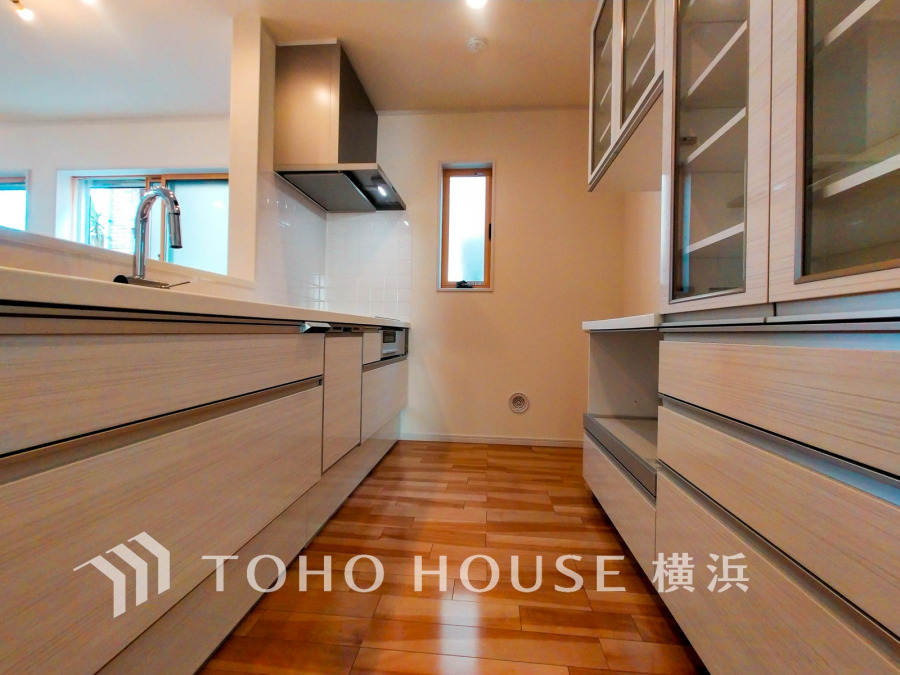 デザイン性だけでなく、機能性も高いシステムキッチンには食洗機を設置し、家事負担を軽減。背面には室内の雰囲気に合わせた大容量のカップボードを造作。