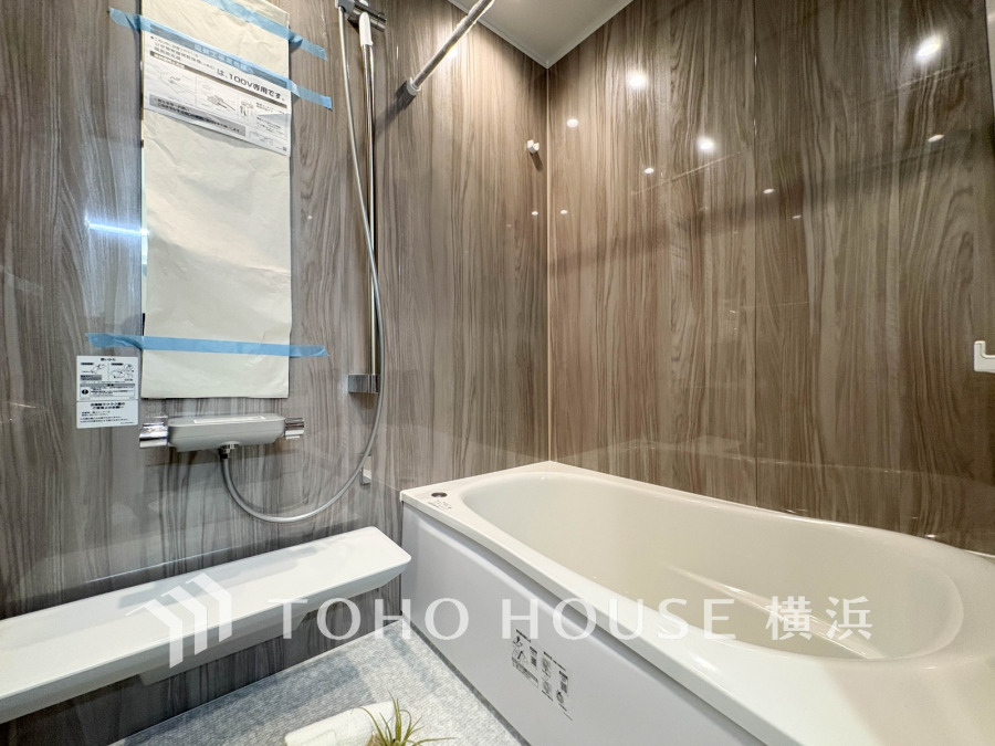 快適な使い心地とゆとりある空間が1日の疲れを解きほぐすバスルーム。空間も浴槽もゆったりのびのび使えるゆとり設計。広く感じるゆとり設計で快適なリラックスタイムを過ごせます。