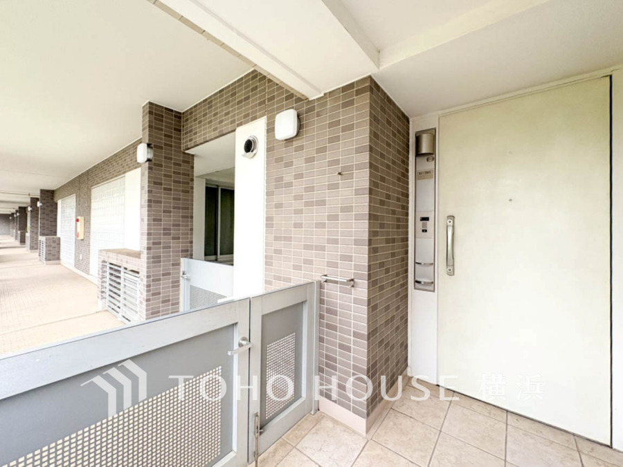 マンションながら戸建感覚で、ゆったりプライベート感のある門扉付き玄関ポーチ。居住者の帰り、訪れる方を優しく迎え、安らぎに満ちた生活空間を予感させてくれます。