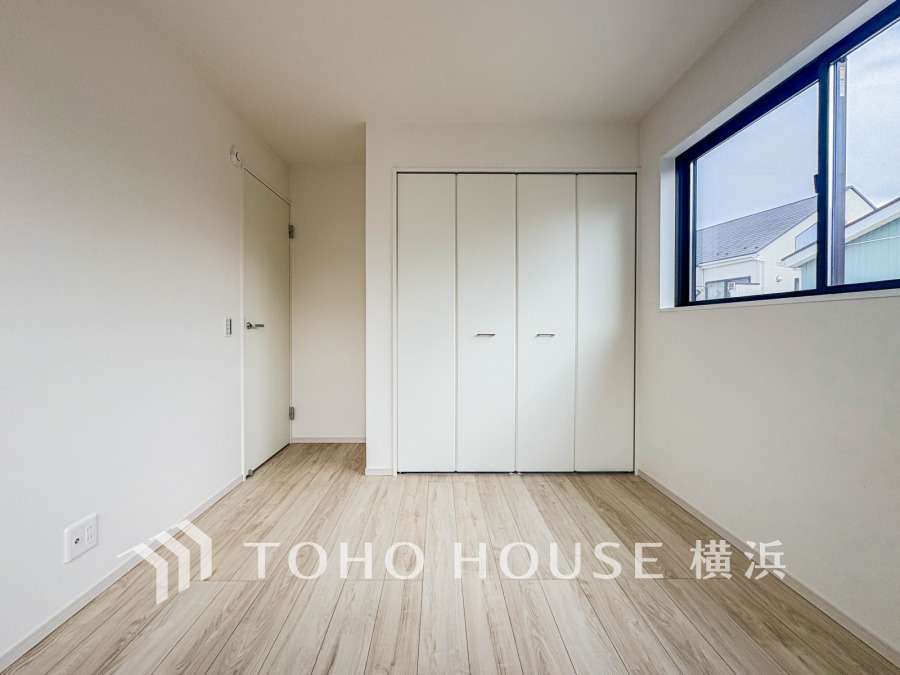 ひとりの時間をゆったり過ごしたり、静かな環境で趣味に打ち込んだり、自分時間を快適に過ごすプライベートルーム。大きな窓で彩られた空間は、心地よい風と伸びやかな眺めを愉しむ特等席に。