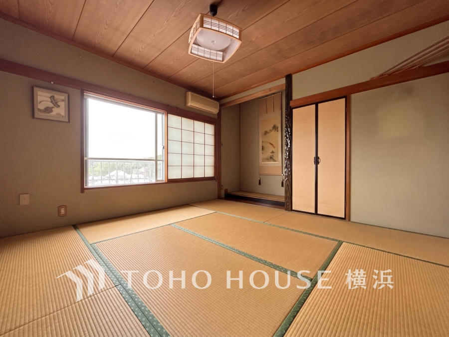 伝統的な日本情緒のある、温かみと落ち着きが感じられる和室です。来客時や一息つきたいときなどに利用できる用途多様な空間です。