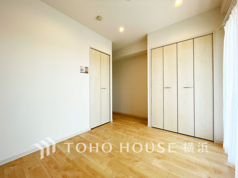 たっぷりの収納を備えた洋室。プライベートな自分時間を快適に過ごせるお部屋です。
