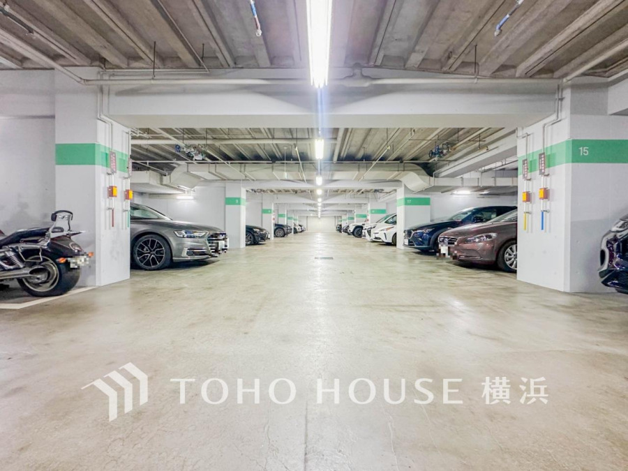 区画広めの専用駐車場付き。月額使用料5600円。第三者への賃貸も可能です。屋根ありですので雨や雪でもお車が汚れません。