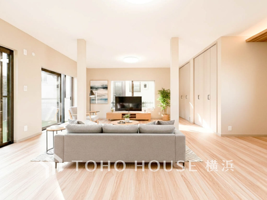 ここにはみんなが集い、食事と楽しい会話が始まる。話に夢中になりすぎて、ついつい時を忘れてしまう。そんな束の間の幸せを感じさせてくれる場所。（家具はAI加工です）