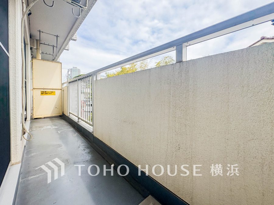 南向きの明るいバルコニー。爽やかに光と風を感じる空間です。
