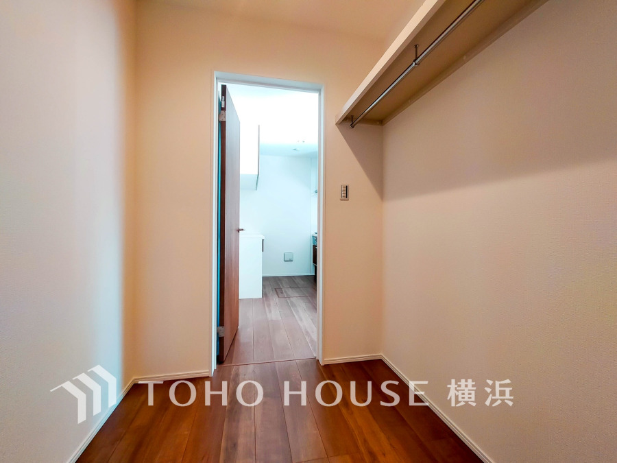 キッチンと洗面室と繋がる大きなパントリー。様々なものをたっぷりと収納できるだけでなく、快適な家事動線も叶える魅力の間取り。