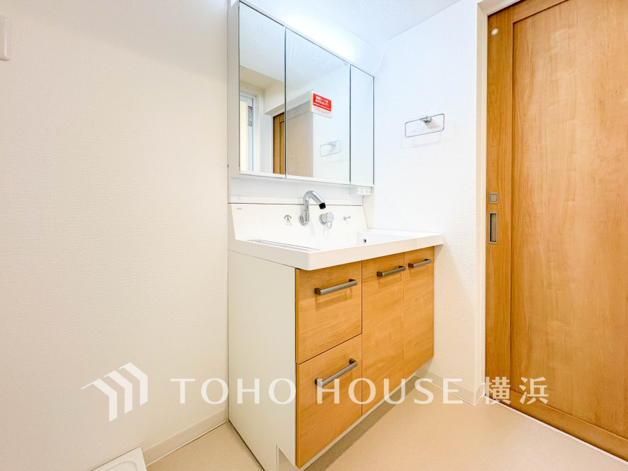 新規交換された洗面化粧台は美しく使いやすい機能が備えられています。