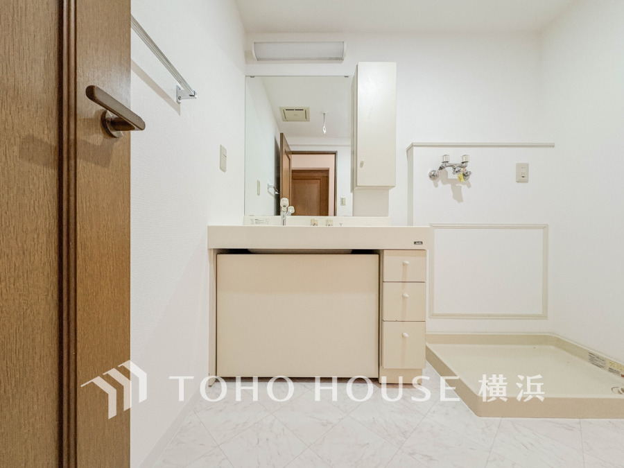 使いやすい機能が備えられた清潔感溢れる洗面空間。収納も充実しています。
