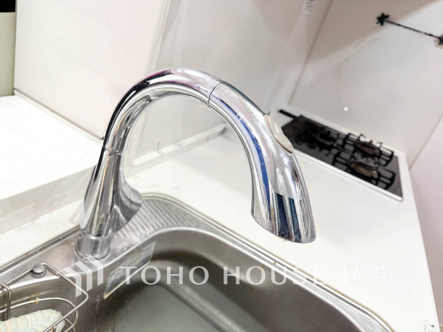 使いやすさを追求したシングルレバー混合水栓。清潔感のあるデザインでキッチンをスマートに演出します。