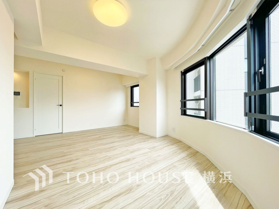 和やかで洗練された空間演出。寛ぎとコミュニケーションを育む場所。柔らかな陽射しが広がり、室内に開放感と爽快感をもたらします。