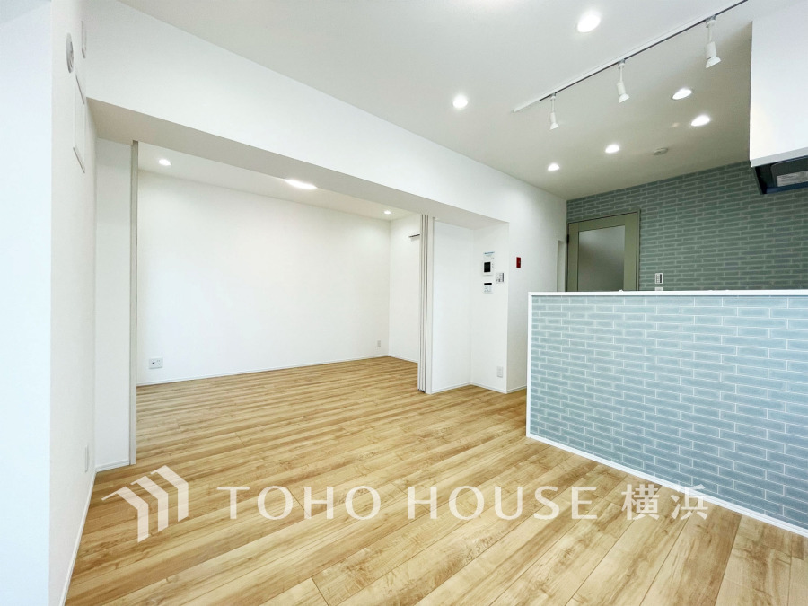 リビングに隣接した洋室の引き戸を開け放して空間を共有しながら開放的に使うこともできます。
