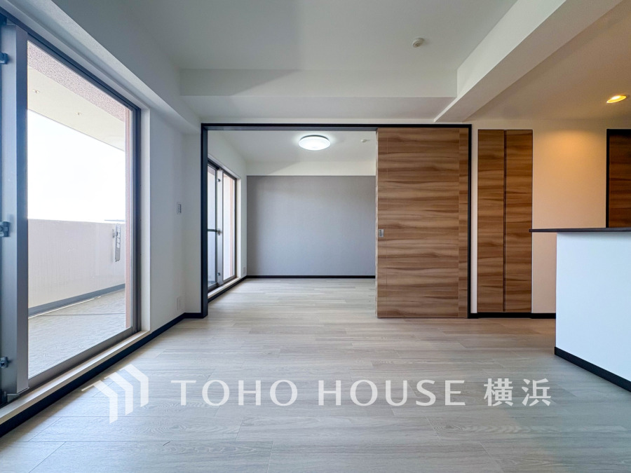 リビングに隣接した洋室の引き戸を開け放して空間を共有しながら開放的に使うこともできます。
