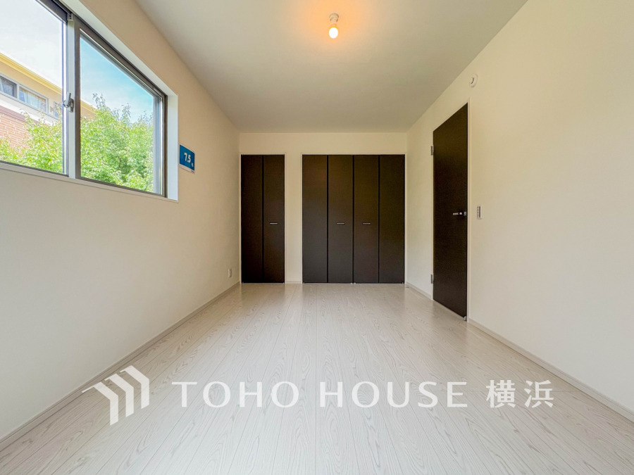 大きな窓からは快適な光を取り入れ、通気性能を上げる事で居心地の良い空間を演出します。多くの時間を過ごす住まいだからこそ、いつも快適な場所であるように心掛けています。