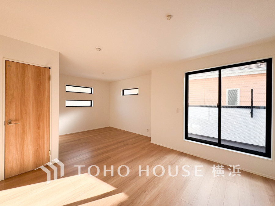 明るく開放的な空間が広がるLDK。室内には豊かな陽光が注ぎ込み、爽やかな住空間を演出。
