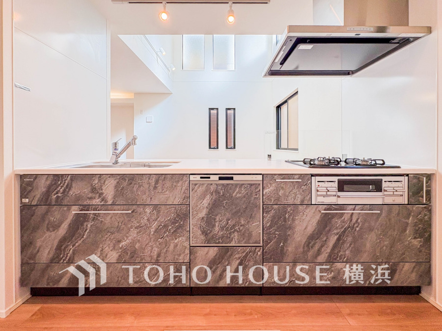 スタイリッシュなペニンシュラキッチンを採用。リビングにいるご家族との会話を楽しみながらお料理ができます。