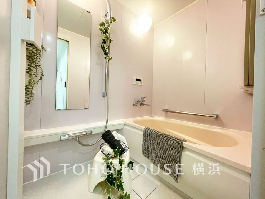 上質が感じられる質感とカラーリングで、清潔な空間美を実現。一日の疲れが癒される優雅なバスタイムを堪能できるゆとりあるバスルームです。