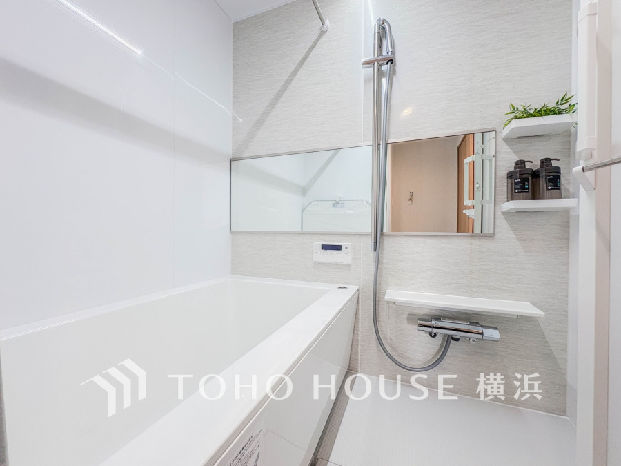 心地よいリラックスを叶える清潔感溢れる美しい空間。快適で機能的なバスルームです。
