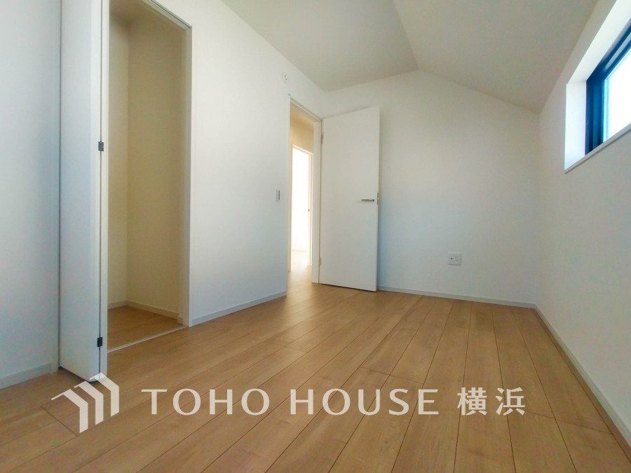 シンプルな内装と明るい空間で、自分らしい空間づくりを思い切り楽しめそうです。穏やかな陽射しが、ゆったりとした寛ぎの時間を包みます。