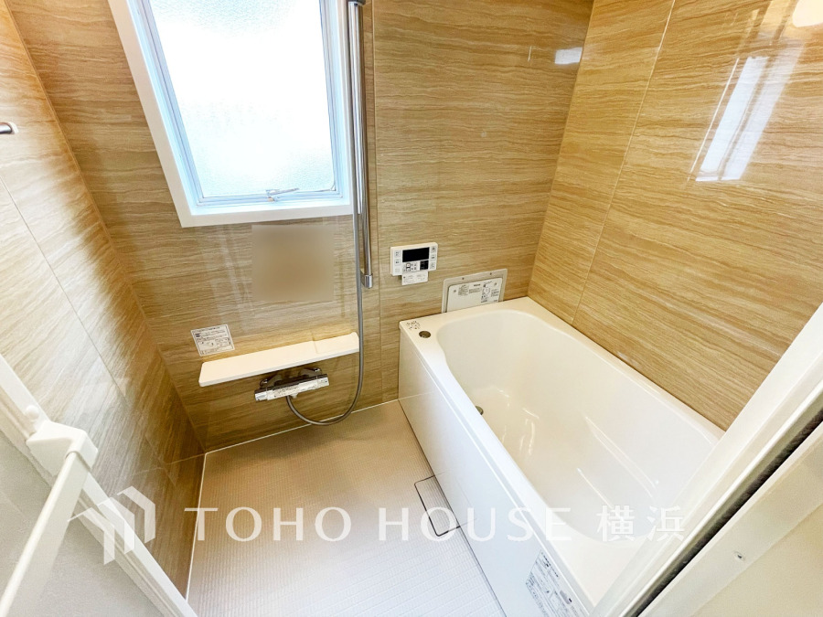 上質が感じられる質感とカラーリングで、清潔な空間美を実現。一日の疲れが癒される優雅なバスタイムを堪能できるゆとりあるバスルームです。