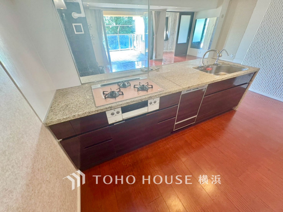 開放感あふれる対面キッチン。大理石調の天板と充実した収納で使い勝手も抜群です。