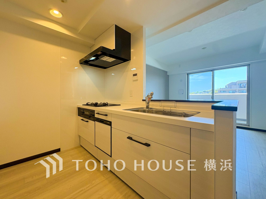 リビングが見渡せるスタイリッシュな対面式キッチンです。
