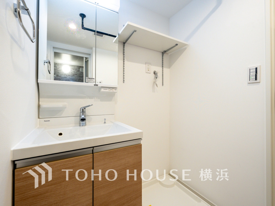 十分な大きさの洗面台は、身だしなみチェックや歯磨きなど、朝の慌ただしい時間でも余裕とゆとりを感じて頂けます。