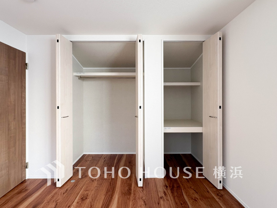 収納力に優れた2つのクローゼット。洋服から小物までスッキリ整理でき、居室を広く使えます。